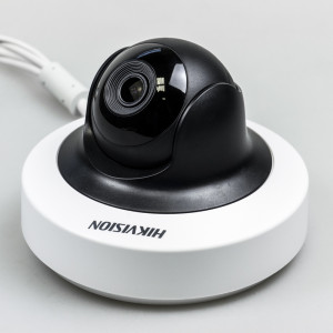 Внутренняя поворотная IP-камера Hikvision DS-2CD2F22FWD-IS с ИК-подсветкой